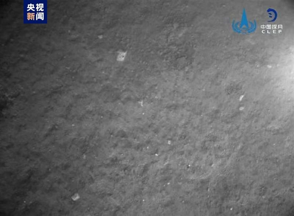 新闻嫦娥六号月球背面照片首次曝光：纹理清晰 陨石坑密布！ 第2张