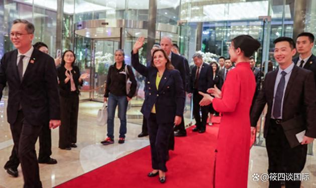 秘鲁女总统穿红裙访问华为引轰动 第1张