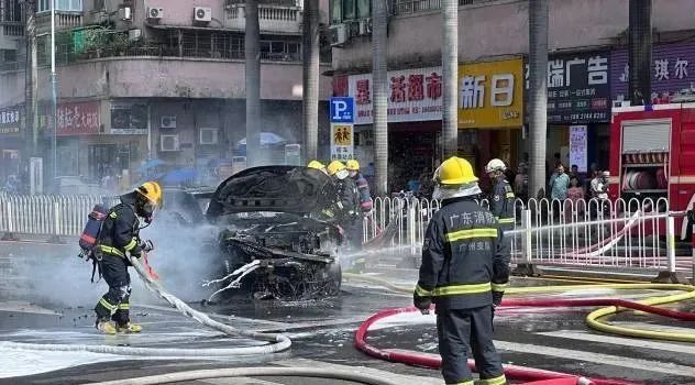 广州海珠区新能源车突发自燃  车主紧急逃生待调查 第1张